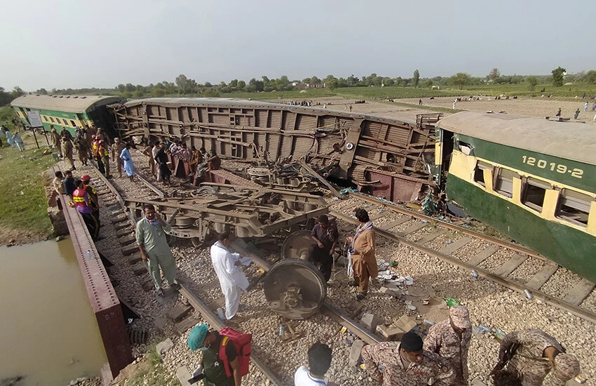 Pakistan'da facia! Tren raydan çıktı, acil durum ilan edildi: Onlarca ölü ve yaralı var