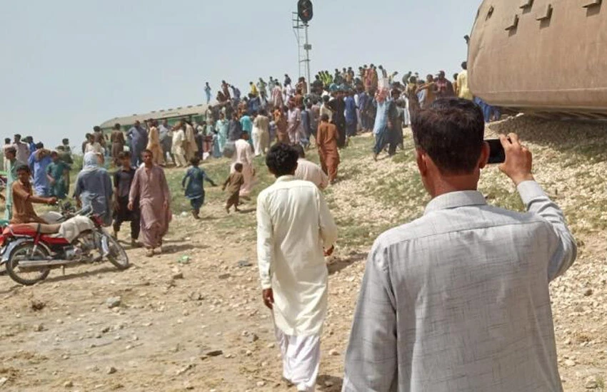 Pakistan'da trenin raydan çıkması sonucu meydana gelen kazada ölü ve yaralıların olduğu bildirildi.