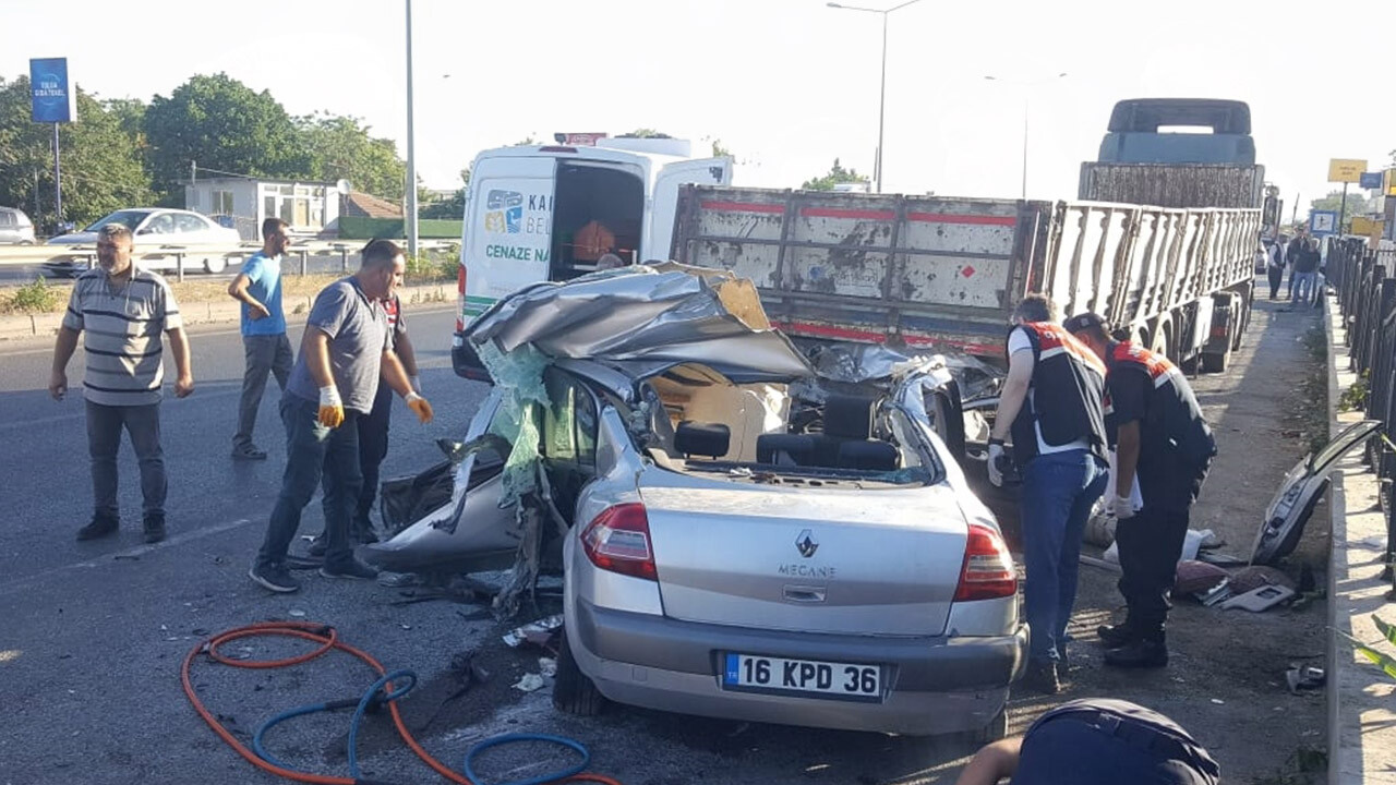 Bursa&#039;da katliam gibi kaza! Otomobil tırın altına girdi: 4 ölü, 2 yaralı