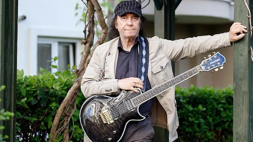 Rock müziğin efsanesinden üzen haber: Erkin Koray apar topar hastaneye kaldırıldı!