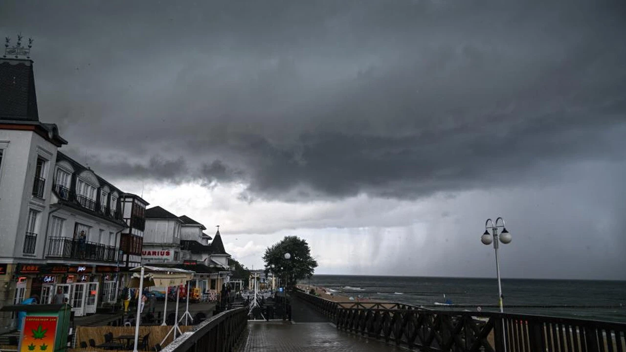 Kuzey Avrupa'yı fırtına ve sel vurdu: Ölü ve yaralılar var