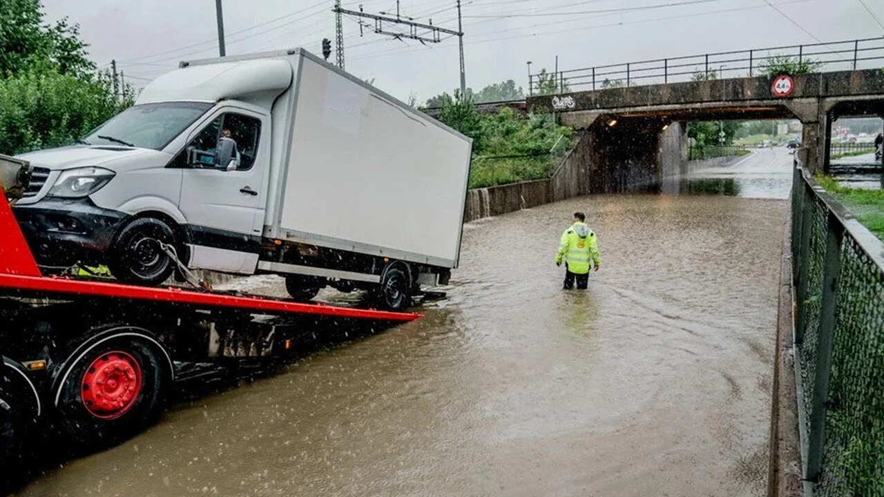 Kuzey Avrupa'yı fırtına ve sel vurdu: Ölü ve yaralılar var