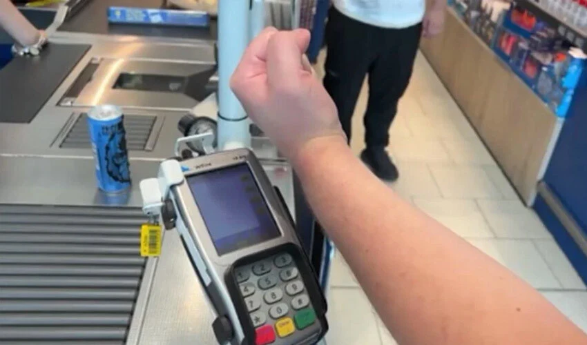 Hesabı parmaklarıyla ödüyor! Mikroçipleri deri altına implant ettirdi artık cüzdan taşımıyor