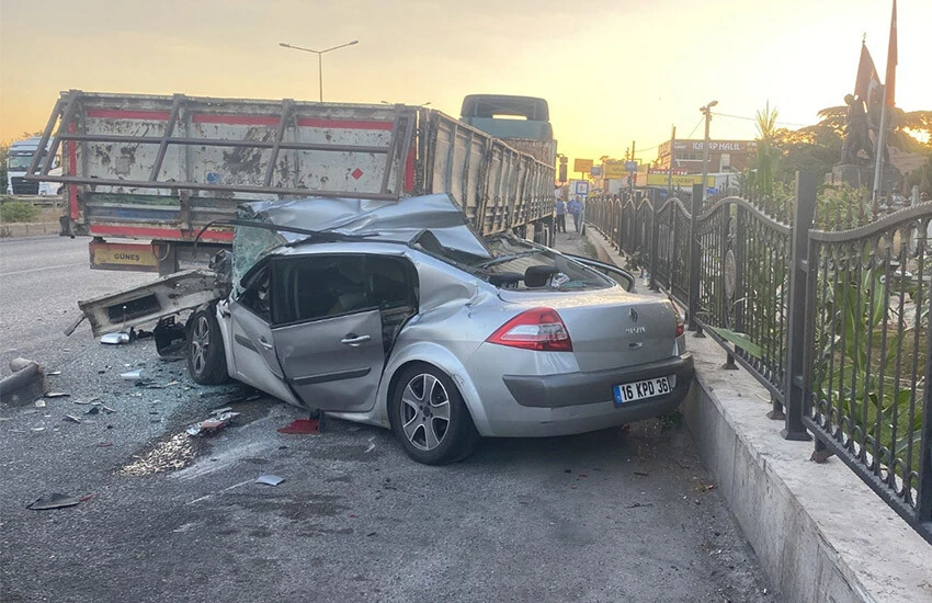 Bursa'da katliam gibi kaza! Otomobil tırın altına girdi: 4 ölü, 2 yaralı