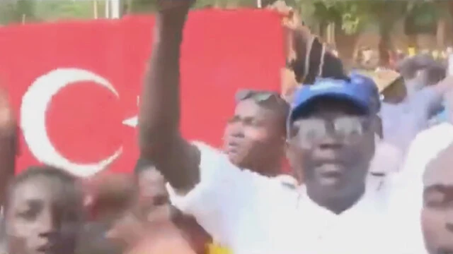 Nijer'de sömürge karşıtları protestolarda Türk bayrağı açtılar