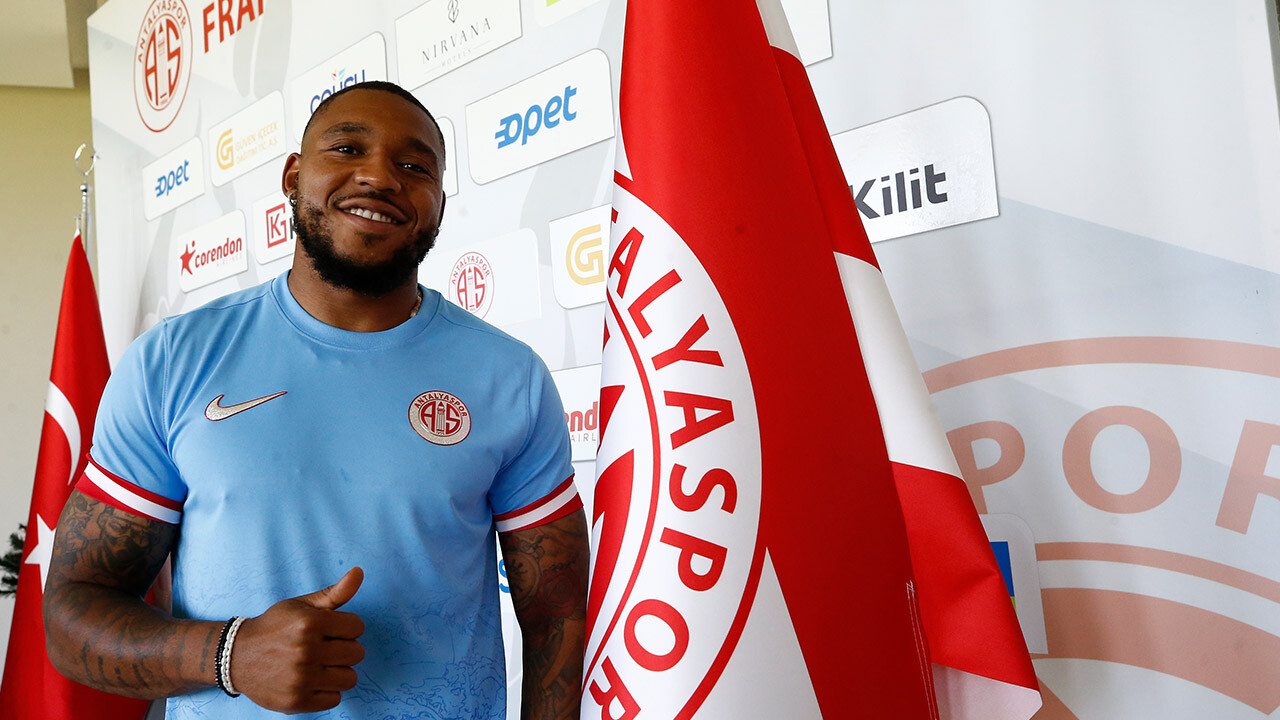 Antalyaspor&#039;a İngiltere&#039;den golcü: Assombalonga resmen kırmızı-beyazlı!