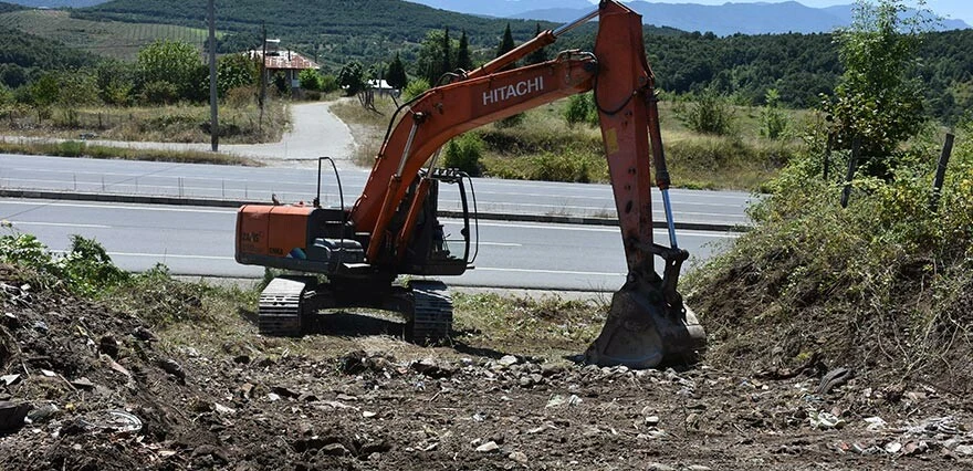 "Tapulu yerim" dedi, kepçeyle yolu kapattı