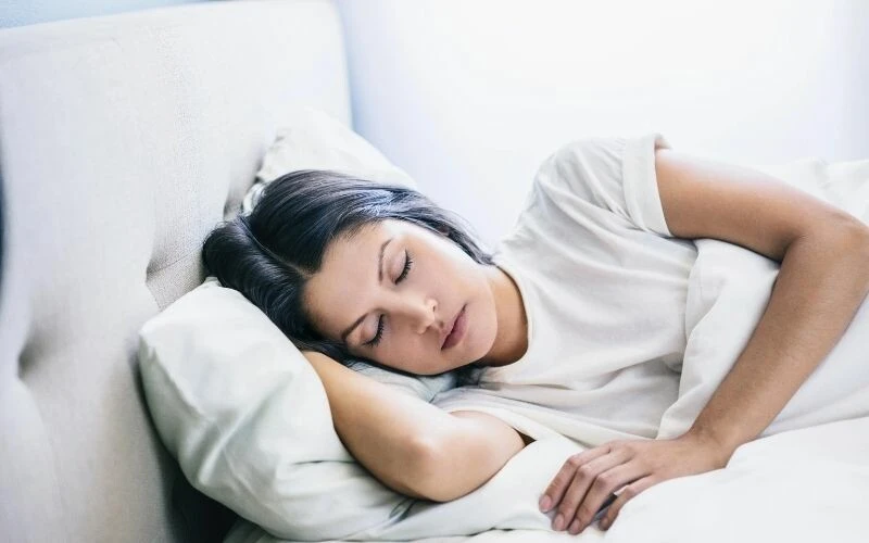 Uyurken ne tarafa yatarsanız ağrılarınızdan kurtulursunuz? İşte kalp rahatsızlıklarını iyileştiren uyku pozisyonu!