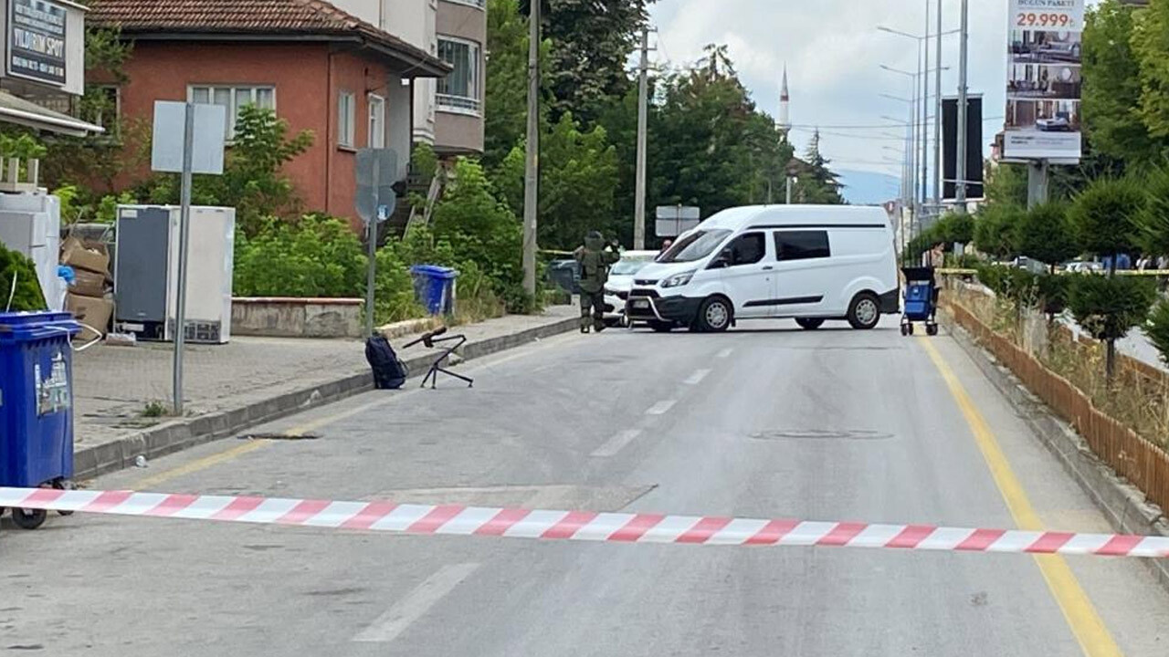 Bolu&#039;da bomba alarmı! Ekipler caddeyi kapattı, şüpheli çantadan çıkanlar şaşırttı