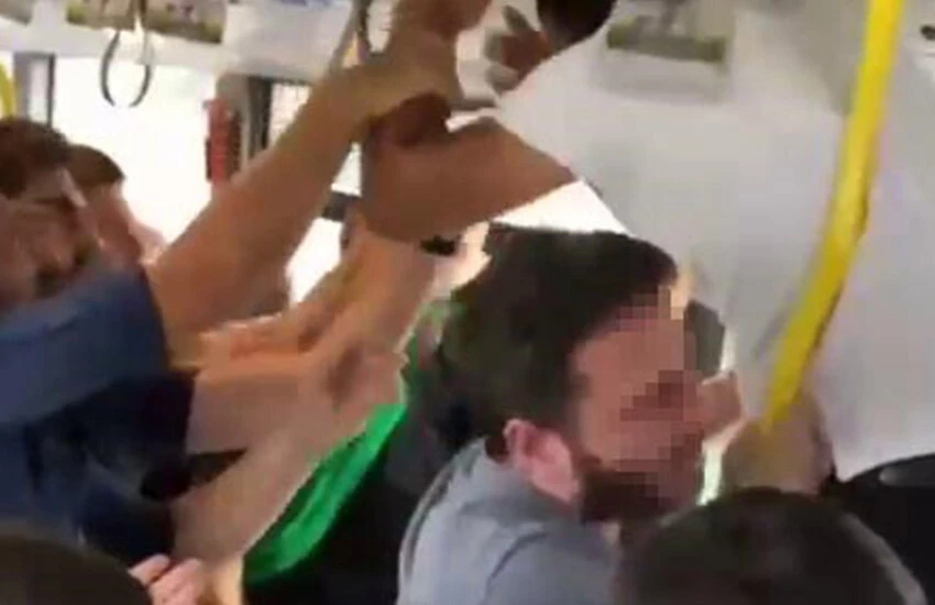 Metrobüste çıkan kavgada tekmeler havada uçuştu.