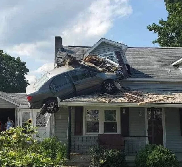 Bilerek menfeze çarptığı araçla evin çatısına uçtu!