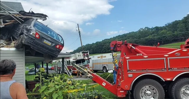 Bilerek menfeze çarptığı araçla evin çatısına uçtu!