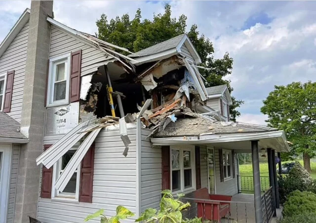 Bilerek menfeze çarptığı araçla evin çatısına uçtu!