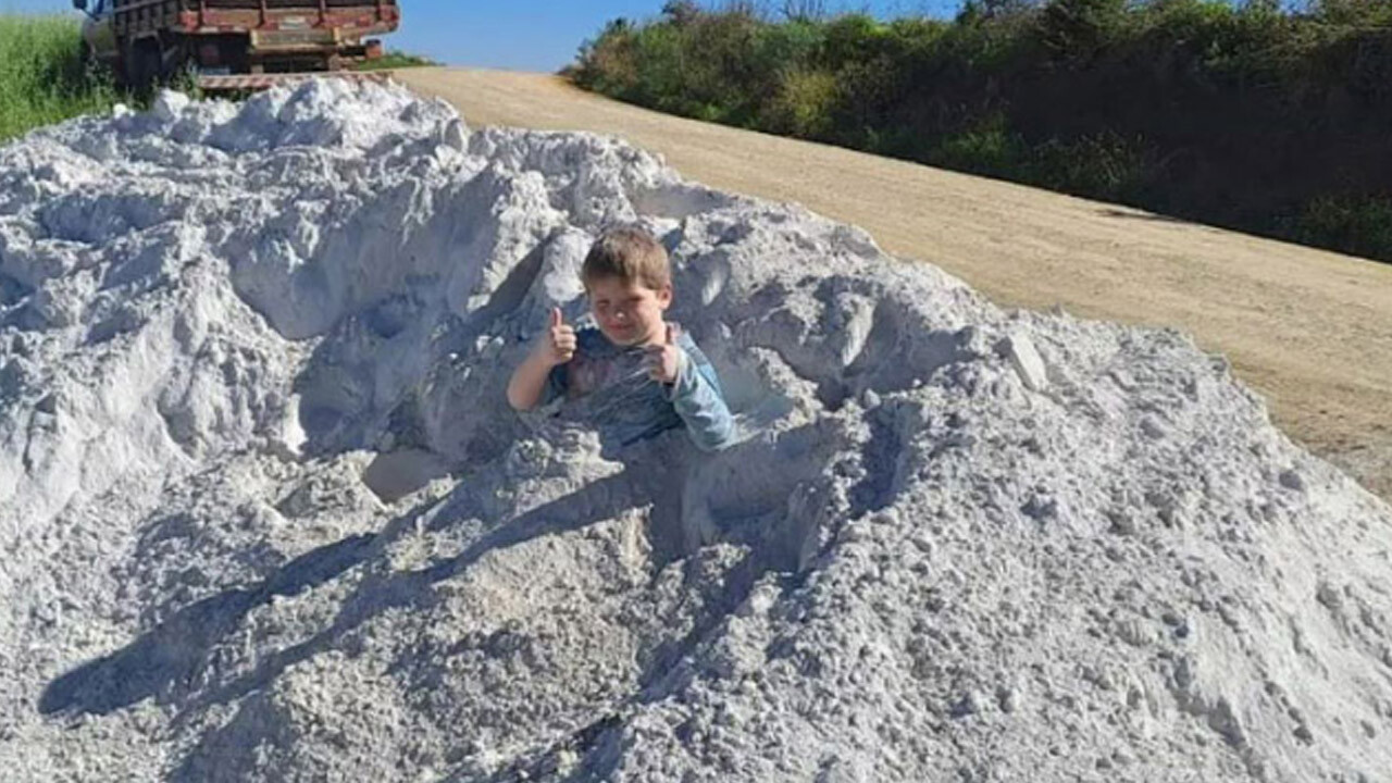 Küçük çocuk kireç tozu içinde poz verdi, saniyeler içinde öldü!