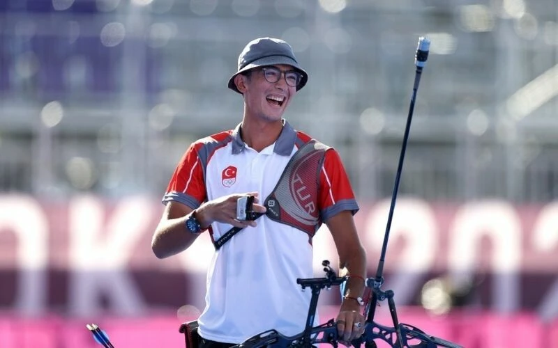 Büyük başarısını bırakıp kekemeliğine taktılar! Mete Gazoz'a yapılan çirkin saldırı karşılıksız kalmadı