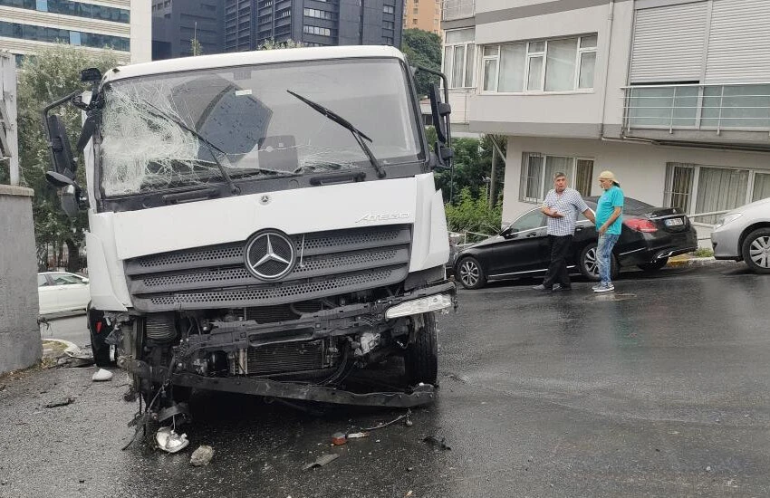 Birkaç damla yağınca yollar felç oldu: İstanbul'da yağmur faciaya sebep oluyordu