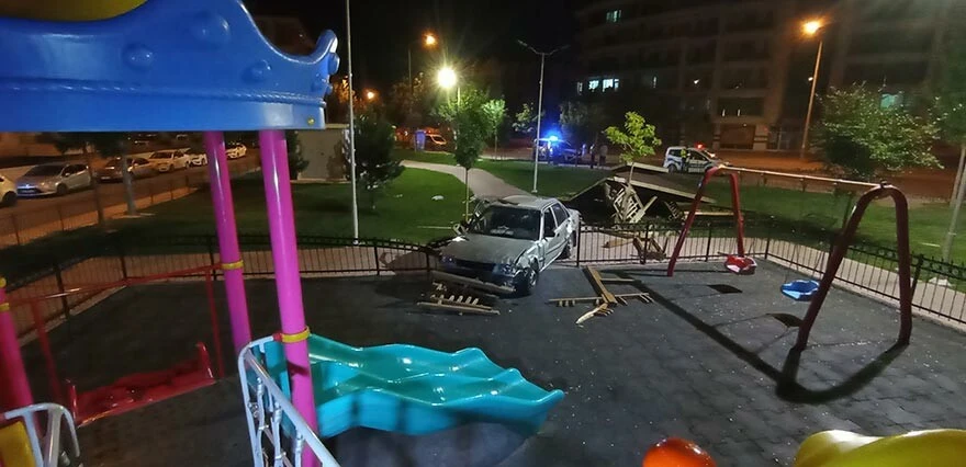 Faciaya ramak kala! Kontrolden çıkan otomobil parka daldı