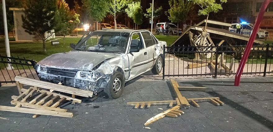 Faciaya ramak kala! Kontrolden çıkan otomobil parka daldı