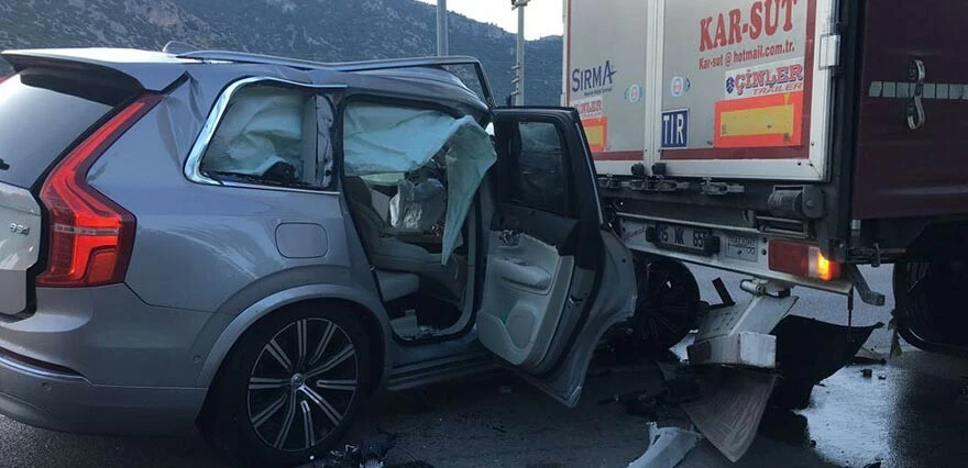 Ünlü şarkıcı Tan Taşçı kaza geçirdi, hastaneye kaldırıldı! Aracı tırın altına girdi