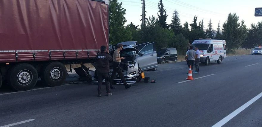 Ünlü şarkıcı Tan Taşçı kaza geçirdi, hastaneye kaldırıldı! Aracı tırın altına girdi