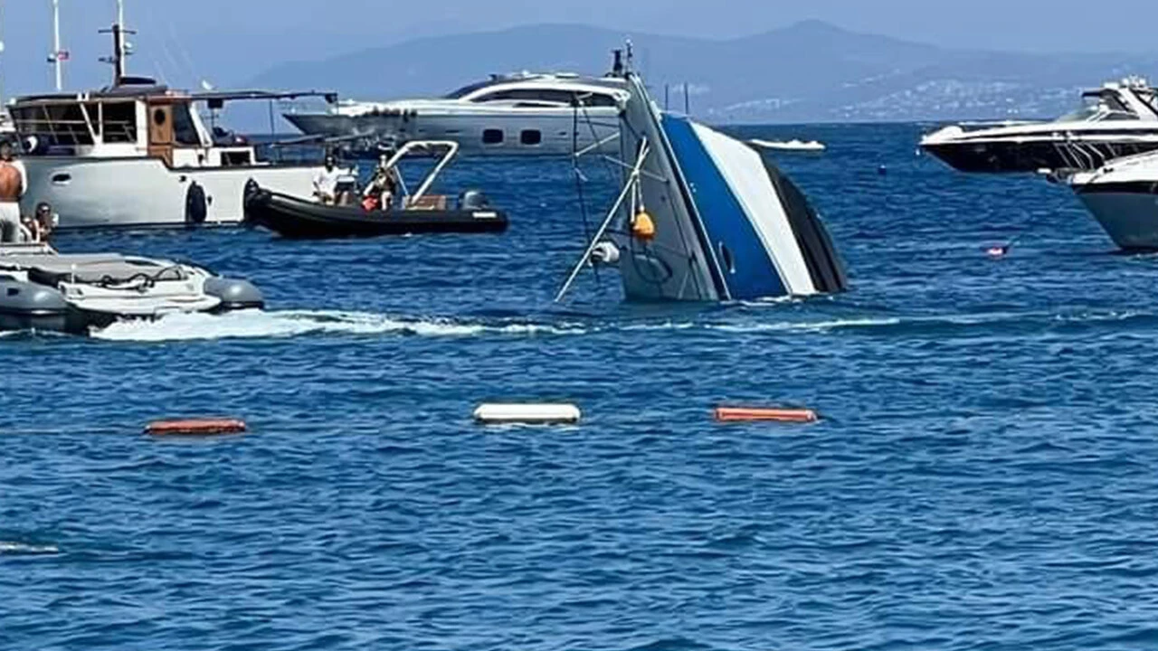 Motoryat dakikalar içerisinde suya battı