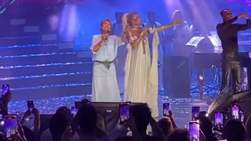 İki kardeş aynı sahnede! Ajda Pekkan ve Semiramis Pekkan sahnede buluştu