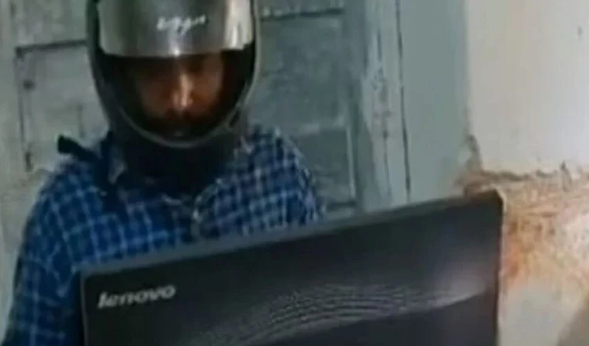 Çalışanlar ne yapacaklarını şaşırdı artık kafalarında kaskla çalışıyorlar