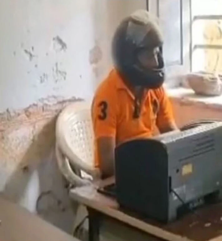 Çalışanlar ne yapacaklarını şaşırdı artık kafalarında kaskla çalışıyorlar