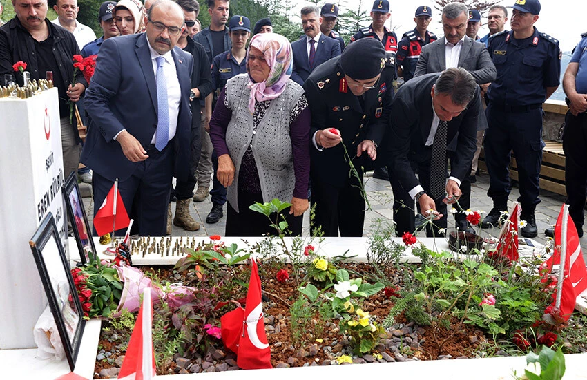 Eren Bülbül'ün şehadetinin 6'ncı yılında mezarı başında ailesi, sevenleri ve protokolün katılımıyla anıldı.