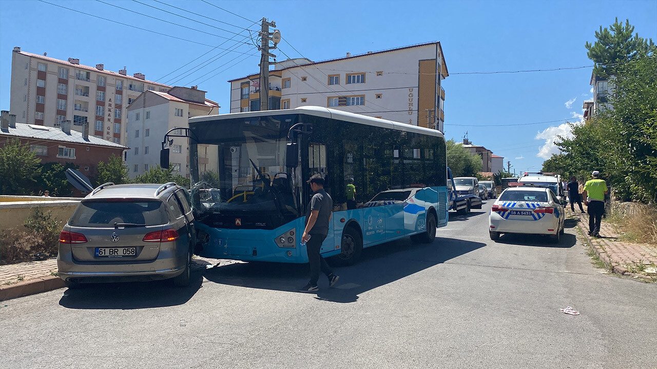 Halk otobüsü ile otomobil kafa kafaya çarpıştı: 8 kişi yaralandı