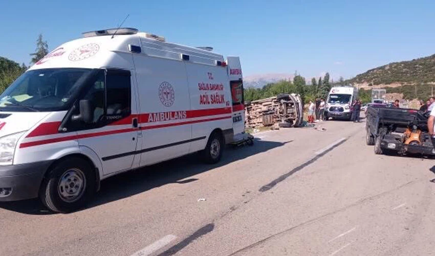 Isparta’da minibüs ile pat pat çarpıştı: 1 ölü, 12 yaralı