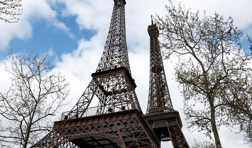 Eyfel Kulesi’nde bomba paniği