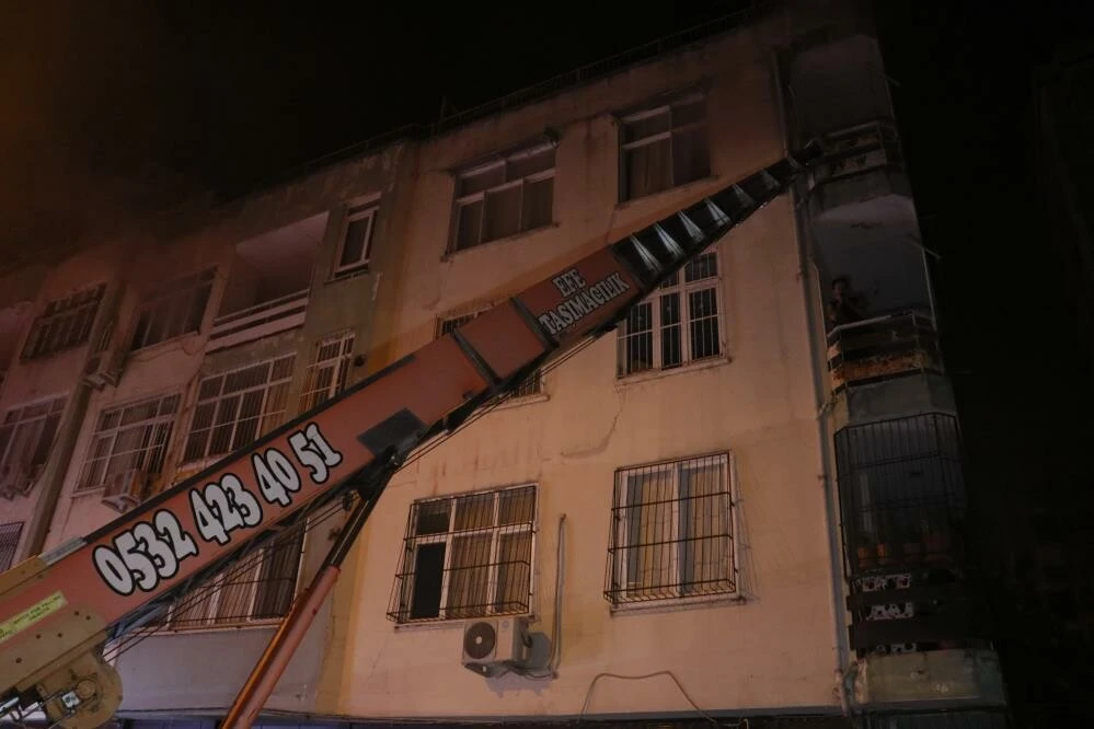 Adana'da çıkan yangında can pazarı! 20 kişi hastanelik oldu