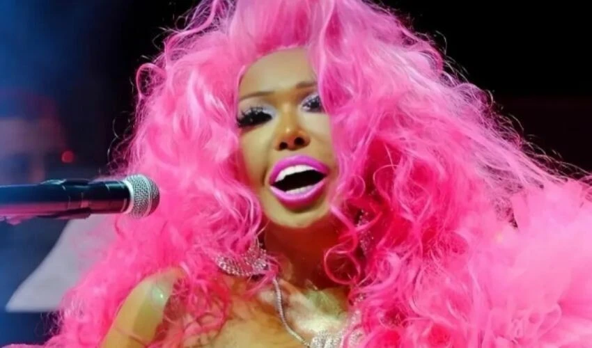 Bülent Ersoy sahneye pembeler içinde çıktı! Barbie akımına son noktayı koydu