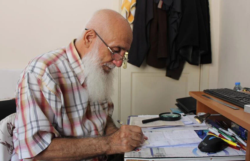 81 yaşındaki Yaşar Aktaş, şimdi de Matematik dersi almak istiyor.