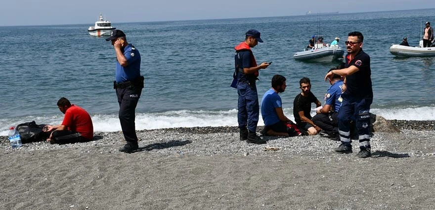 En acı an! Çaresiz kardeş, denizde boğulan ağabeyinin yanından ayrılamadı