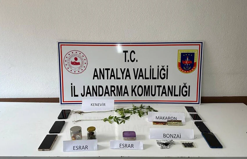 Antalya'da uyuşturucu operasyonunda 11 kişi gözaltına alındı.