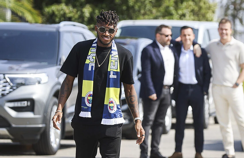 Fred'i imza töreninde çok sayıda taraftar da karşıladı.