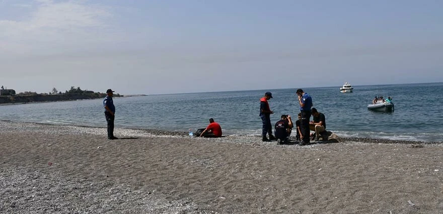 En acı an! Çaresiz kardeş, denizde boğulan ağabeyinin yanından ayrılamadı