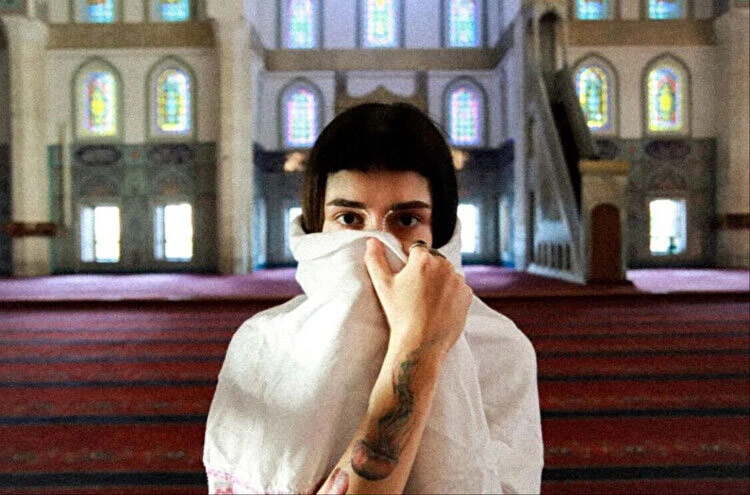 Kocatepe Camii'nde dini değerlere saygısızlık! 'Sanat' adı altında skandal pozlar çektiler