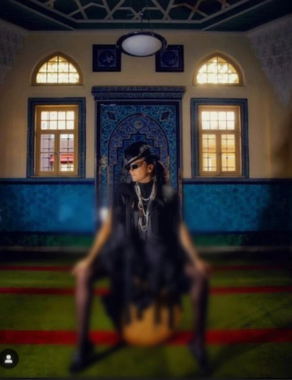 Kocatepe Camii'nde dini değerlere saygısızlık! 'Sanat' adı altında skandal pozlar çektiler