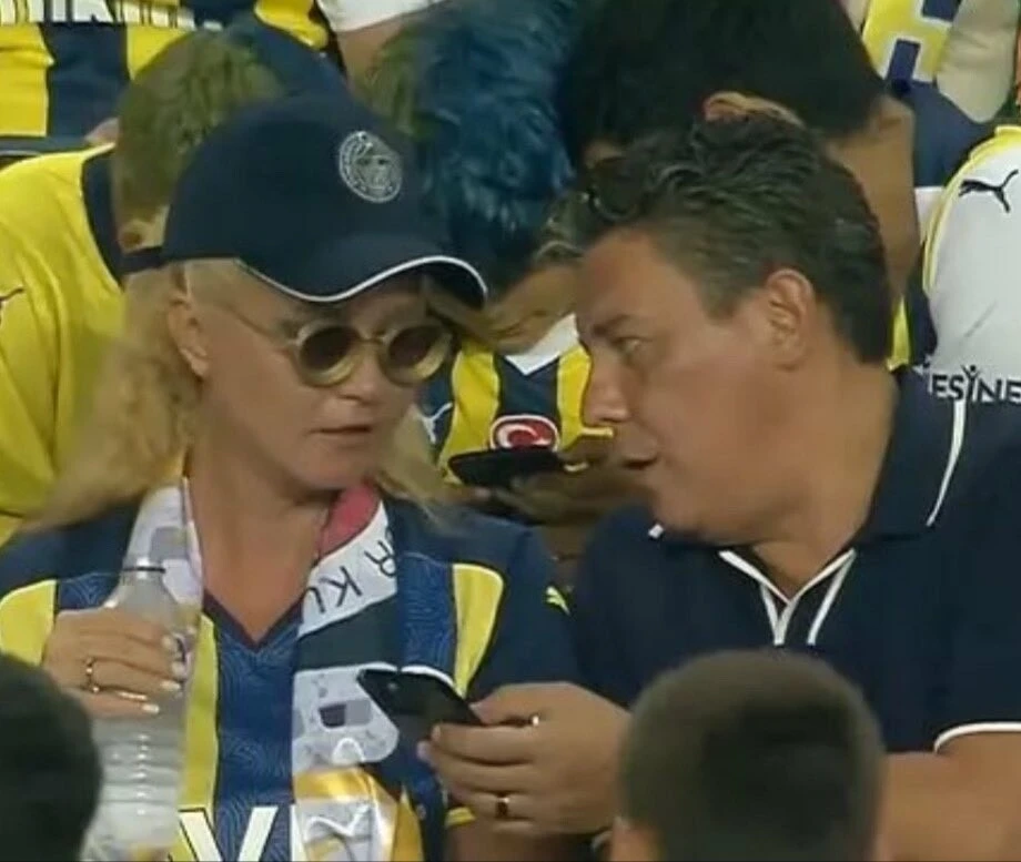 Asayiş müdürü eşini köşe bucak gizleyen Müge Anlı, Fenerbahçe maçında ortaya çıktı!