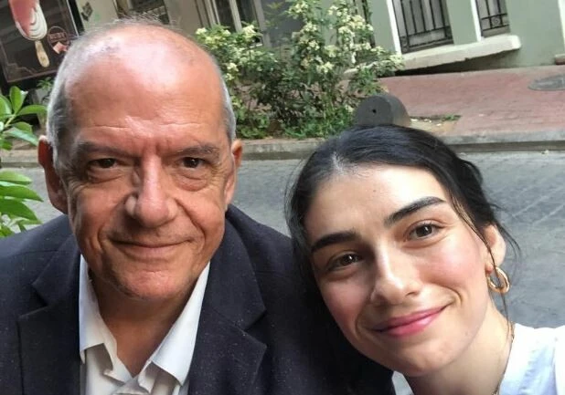 Hazar Ergüçlü acı haberle yıkıldı! Ünlü oyuncu babasını kaybetti…