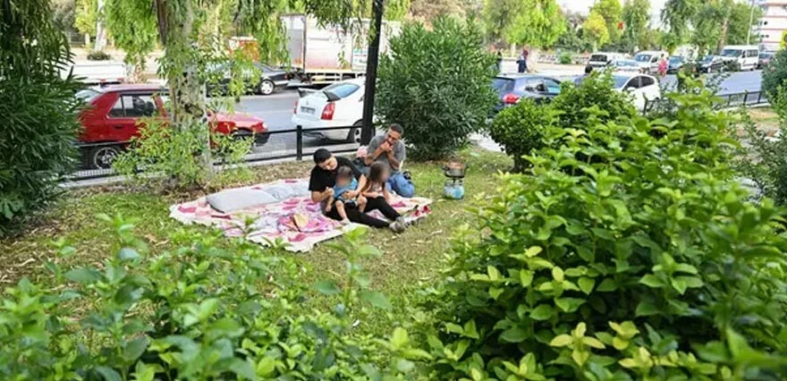 Fahiş kira zammında bu da oldu! Ev sahibi 5 katına çıkarınca çoluk çocuk parkta yaşamaya başladılar