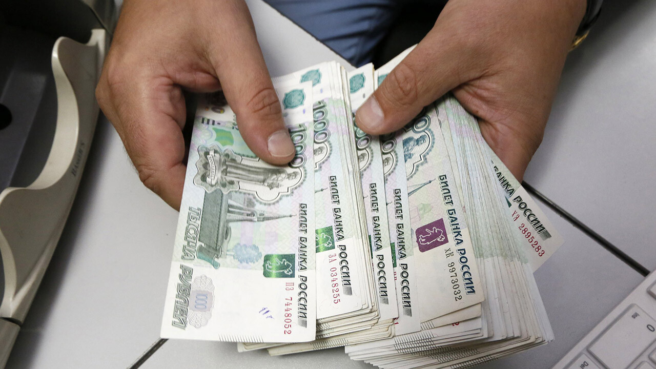 Mart 2022&#039;den beri ilk: Ruble dolara karşı sert düştü