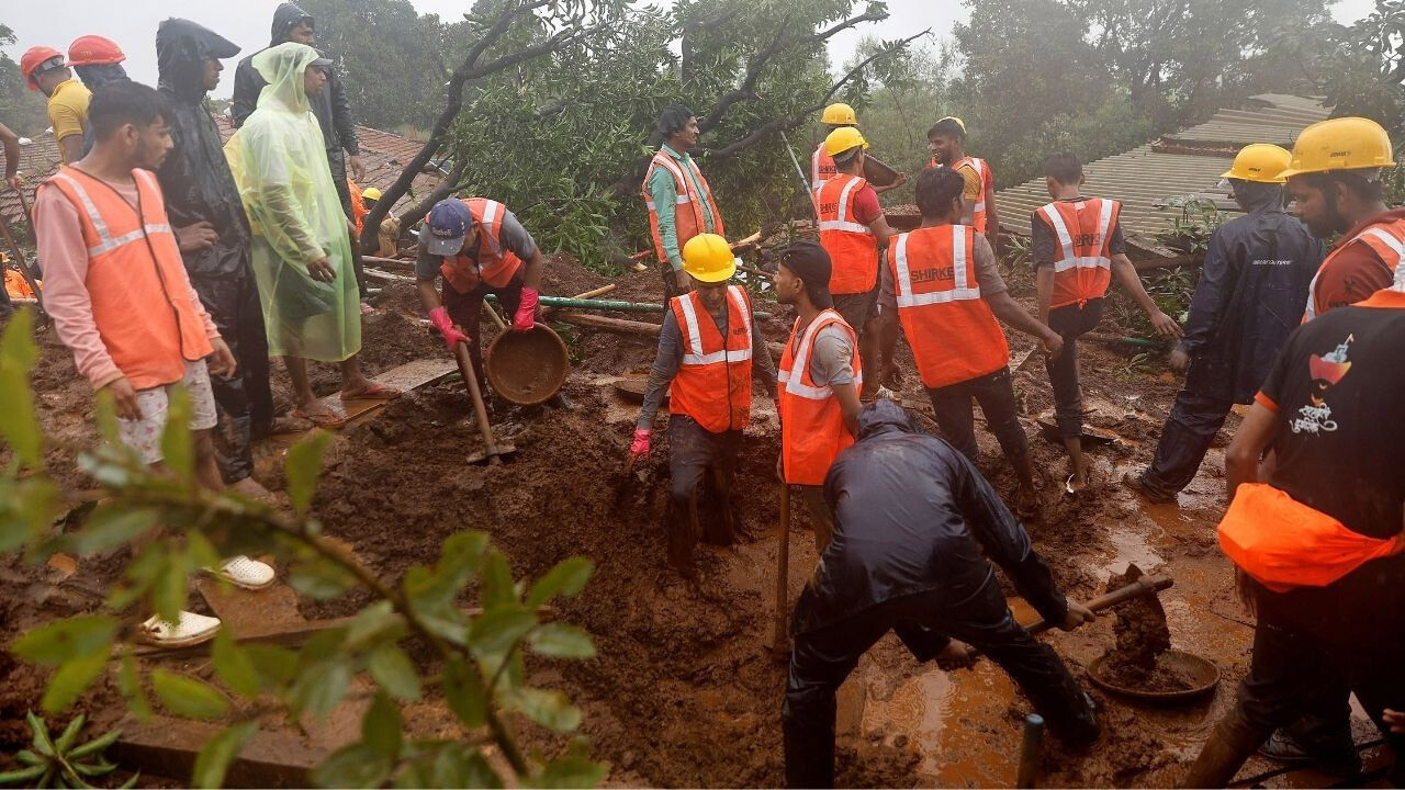 Hindistan’da toprak kayması nedeniyle tapınak çöktü: 9 ölü!