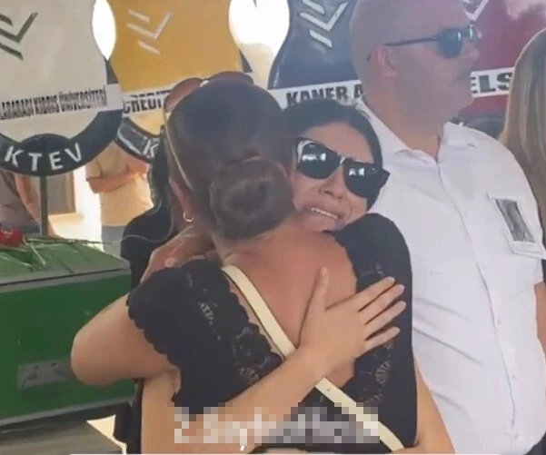 Güçlükle ayakta durabilen Hazar Ergüçlü, cenazede hüngür hüngür ağladı!