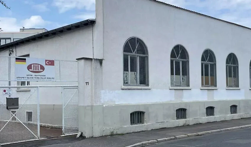 PKK'lılar Almanya'da camiyi hedef aldı