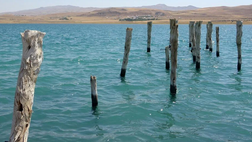 Van Gölü'nde 1991 yılında yükselen sular çekildi, iskele ortaya çıktı