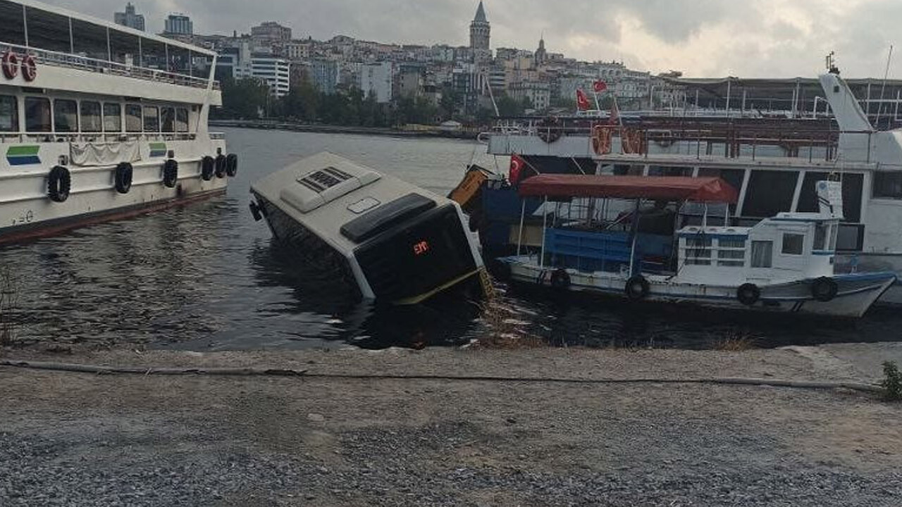 Son dakika! Eminönü'nde İETT otobüsü denize düştü